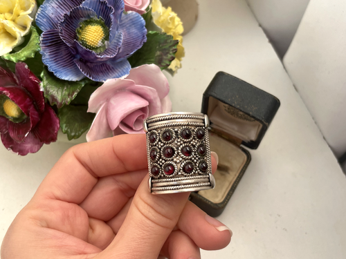 GORGEOUS VINTAGE MODERNIST 925 SOLID STERLING SILVER GARNET DOME RING SIZE Q 8 - Picture 6 of 16