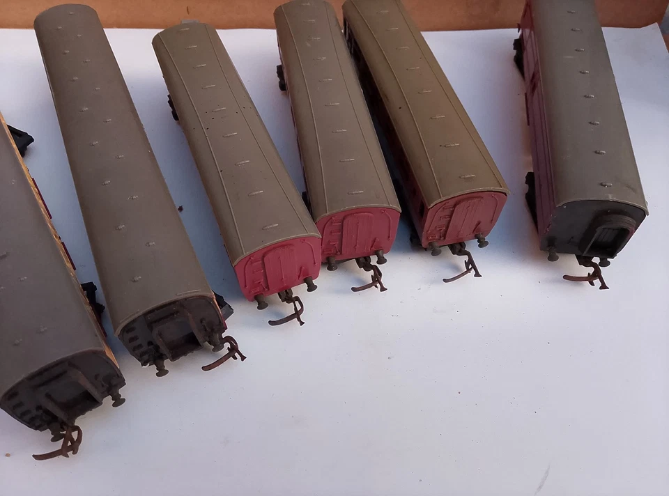 Six Vintage Tri-ang OO Coaches  Cars Model Railway Mail Coach - Image 2 of 4