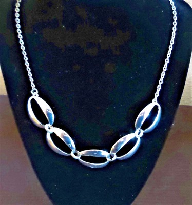 Liz Claiborne Vintage Silver Tone Loop Chain Choker 1976