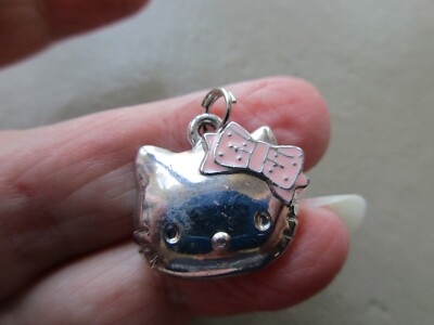 VINTAGE RETRO 1970er SILBERFARBENE EMAILLE SANRIO HELLO KITTY KATZE ANHÄNGER CHARM ANHÄNGER