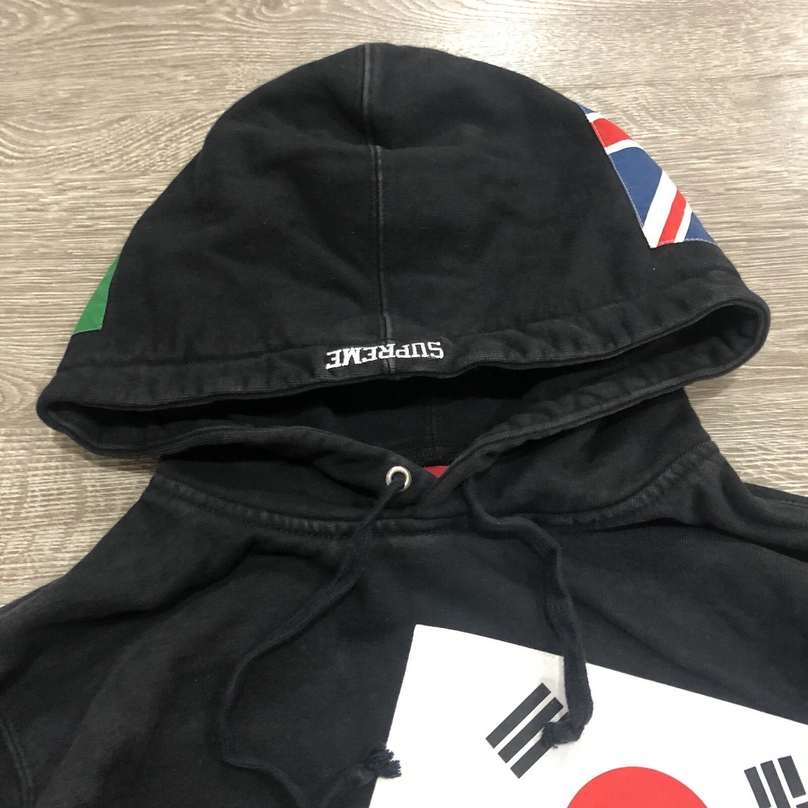 Rara felpa con cappuccio pullover Supreme Flags Patch Hype Street nera media