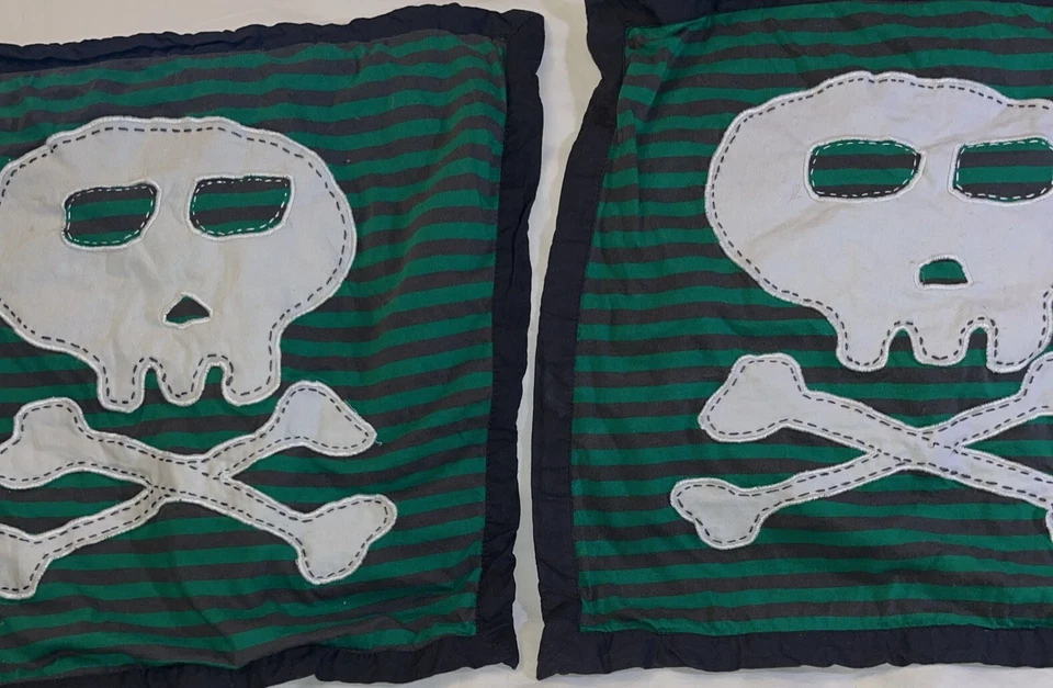 Fundas de almohada Pottery Barn para niños 2 calaveras huesos cruzados costuras geniales piratas verdes Foto 2 de 4