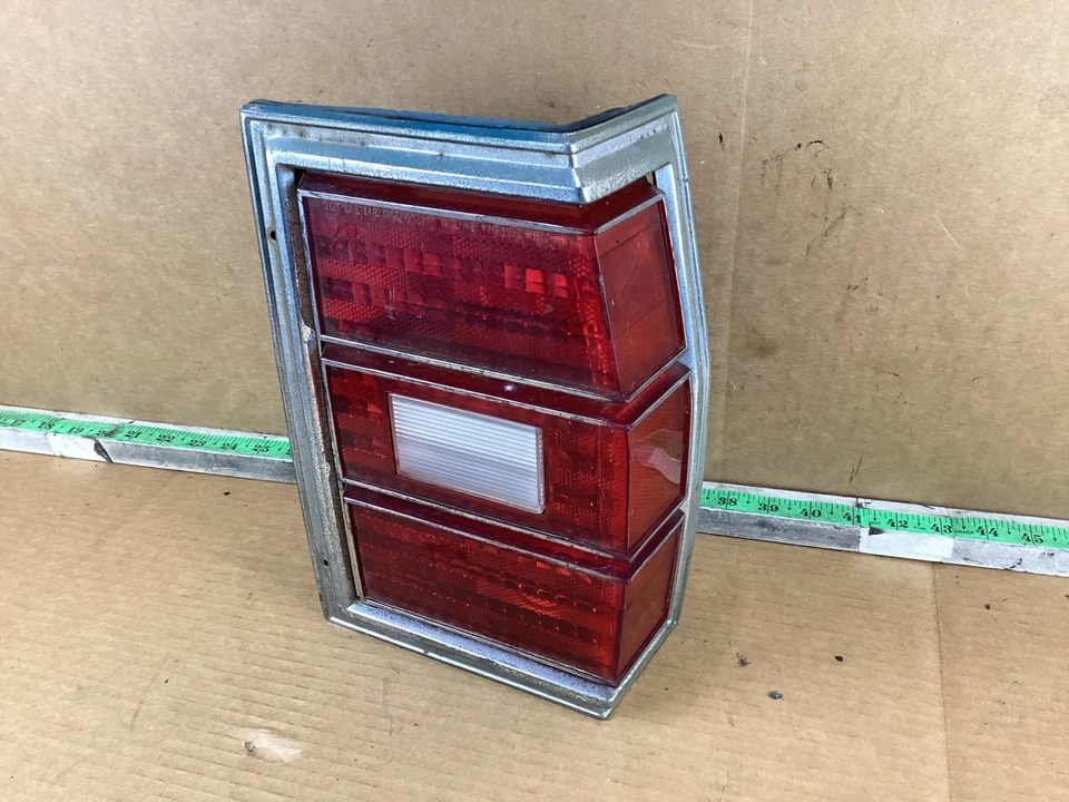 Luz trasera lateral del pasajero derecho Chevrolet Impala Wagon 1977-1979 5968310 OEM Foto 2 de 4
