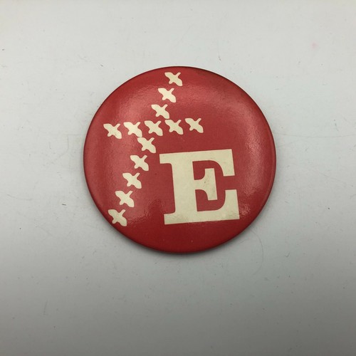 Pinback Buchstabe "E" Vögel im Flug Button Pin Anstecker 3" Vintage Mystery Hilfe - Bild 3 von 12