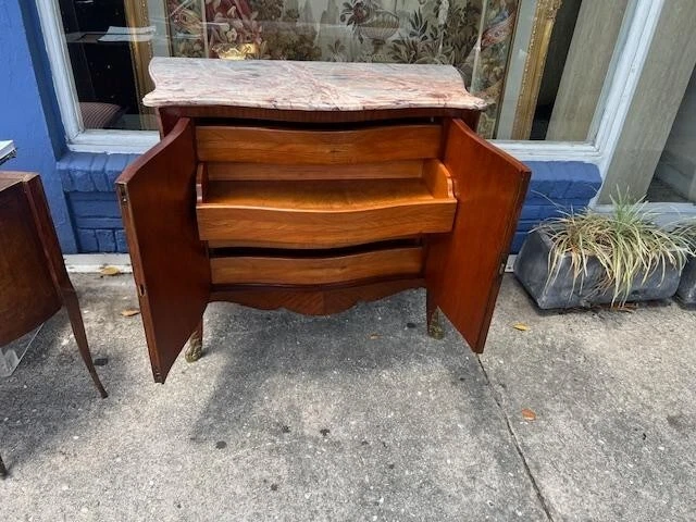 Antiguo armario francés de 2 puertas de caoba serpentina. Foto 2 de 4