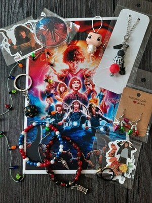 STRANGER THINGS Fanbox Anhänger Sticker Armbänder Pin Ohrringe Kinder Joy Figur