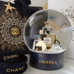 Boule à neige Chanel 2025 avec boîte incluse / Boule à neige Chanel