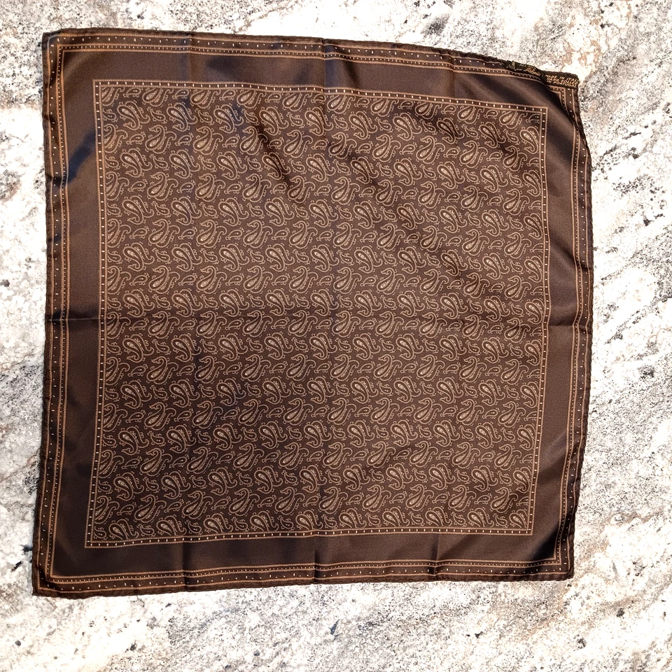 Bufanda enrollada a mano vintage Ashear 100 % seda para hombre cuadrada de bolsillo 18" hecha en Italia Foto 3 de 4