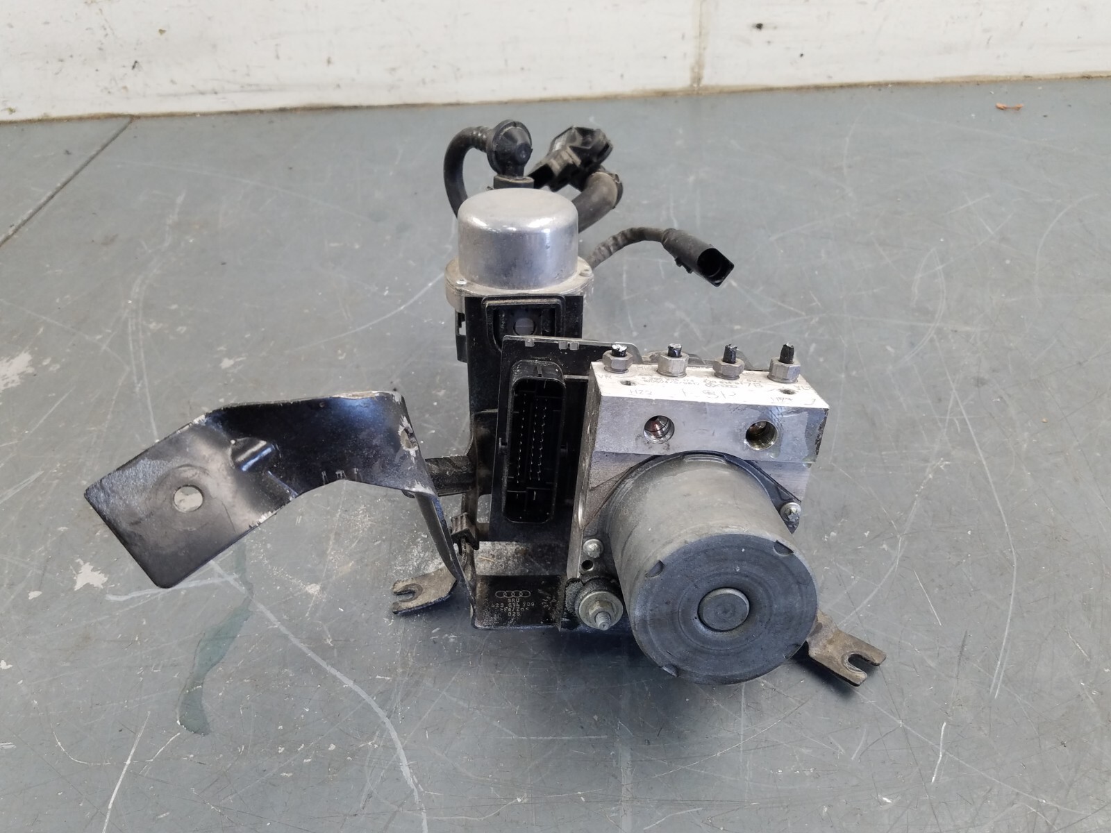 2011 Audi R8 Spyder V10 ABS Brake / Vacuum Pump Modules #0472 J7