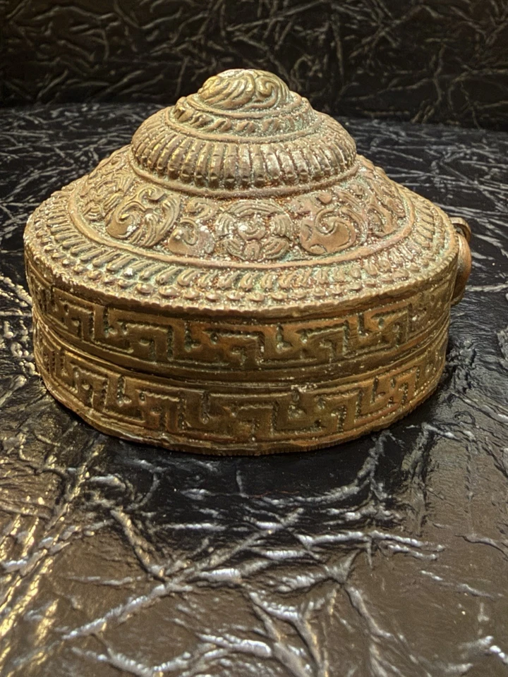 "Antigua caja de betel tibetano nepalí de latón cal reposada con bisagras 2,5""" Foto 3 de 4