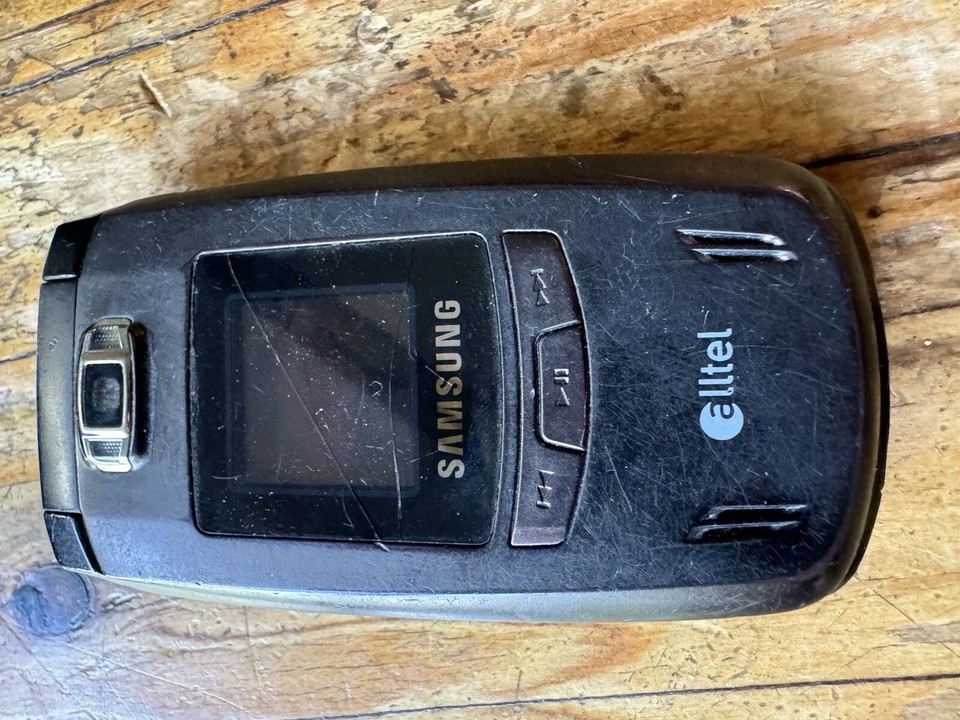 Samsung Alltel Flip Phone W/ Charger, Powers On, Unknown Serviceability