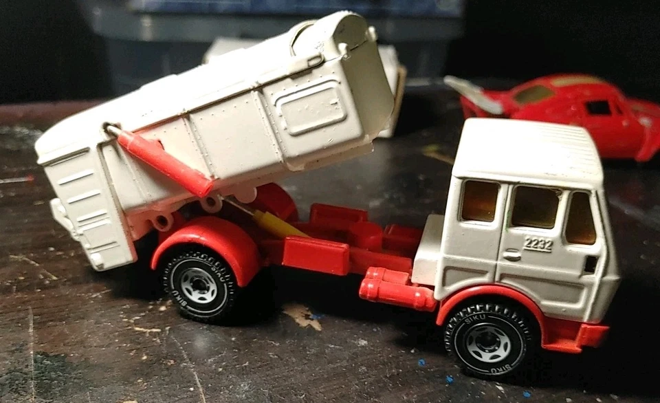 Siku Mercedes 2232 Garbage Refuse White/Red Truck - 1/55 Scale Diecast - Image 4 of 4