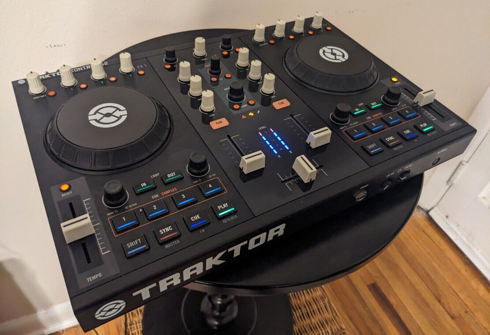 Native Instruments TRAKTOR KONTROL S2 MK1 DJ Controller w