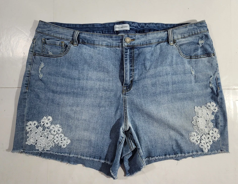 Pantalones cortos de mezclilla de tiro alto Lane Bryant para mujer talla 24 blanco encaje borde crudo dobladillo Foto 2 de 4