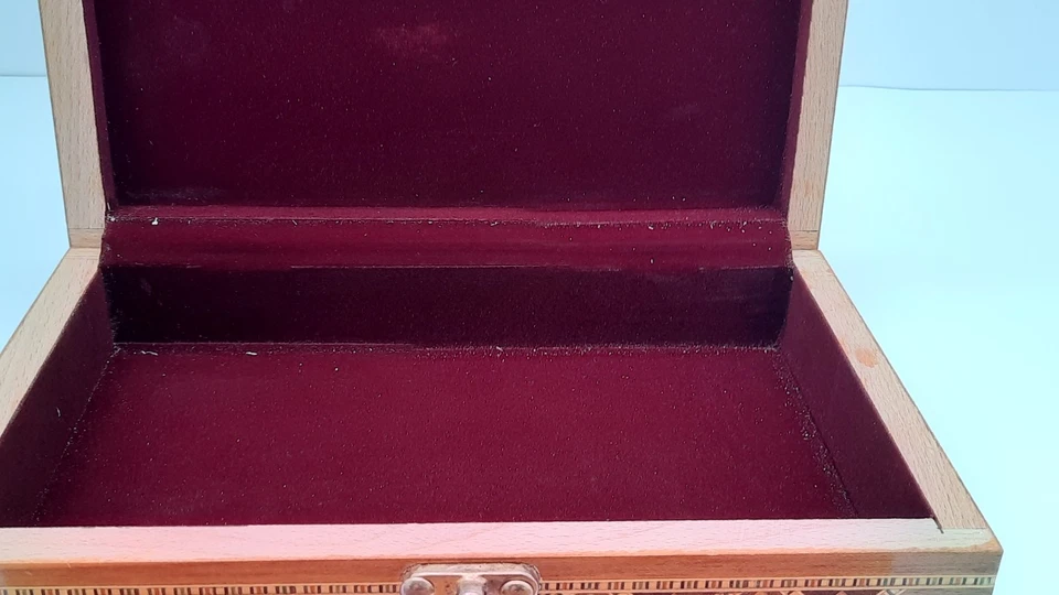 Schmuckkästchen aus Holz mit Intarsien / innen Samt + Holzeinlage ca. 24 x 15 cm - Bild 4 von 4
