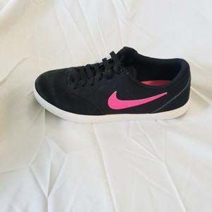 black nike shoes with pink swoosh