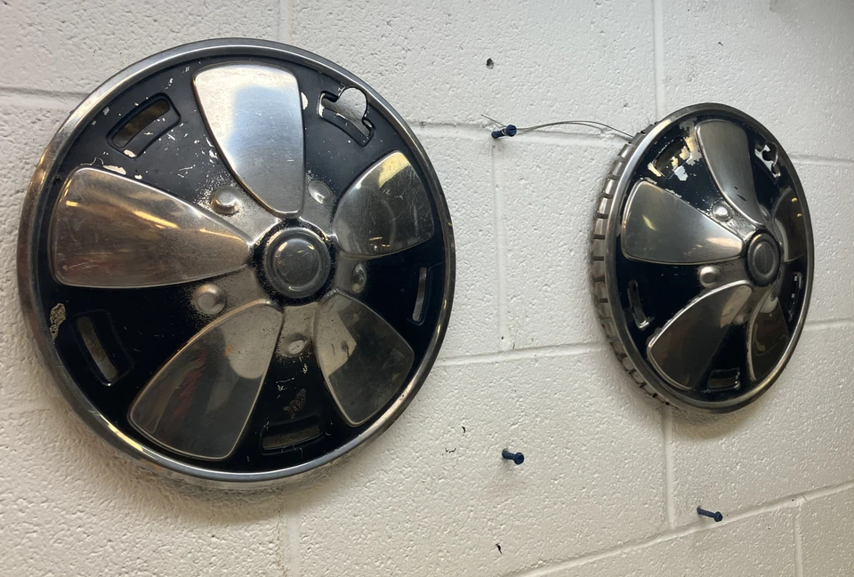 Usado OEM Raro Conjunto de 2 Capas de Roda de Calota 13" 1975-1979 Toyota Corolla (5300) - Imagem 2 de 4