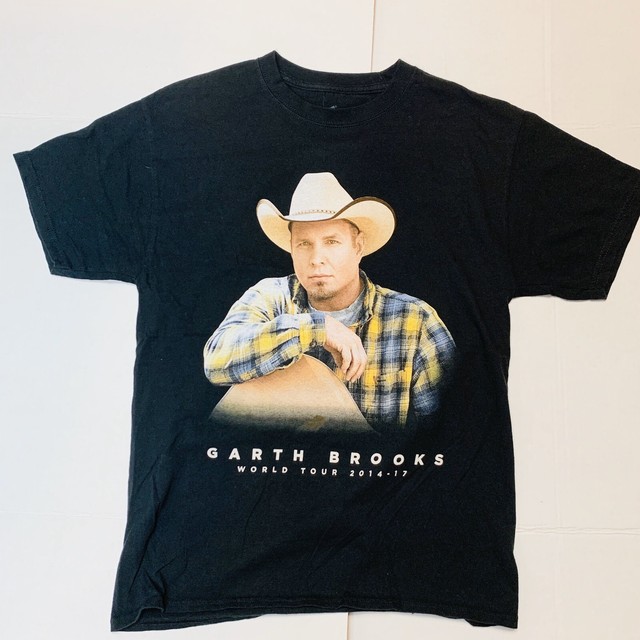 garth brooks yellow and black shirt