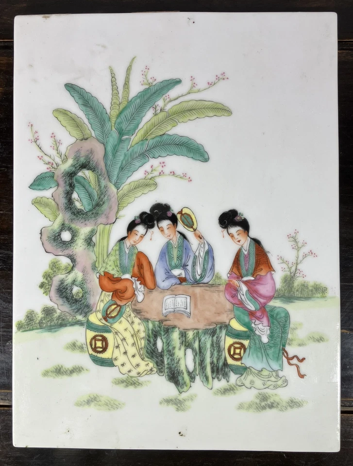 Plaque en porcelaine de Chine XXe à décor de jeunes femmes à la lecture 30x22cm - Photo 2/4