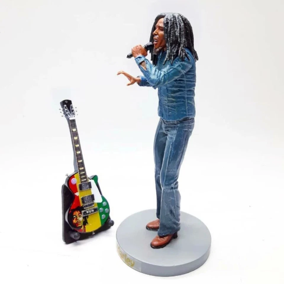 Estatueta miniatura música rasta com lenda de violão acústico - Imagem 3 de 4