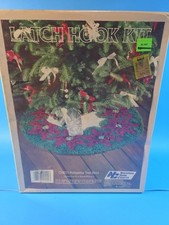 BRAND NEW VINTAGE National Yarn Crafts Latch Hook tree skirt kit Poinsettia 33"