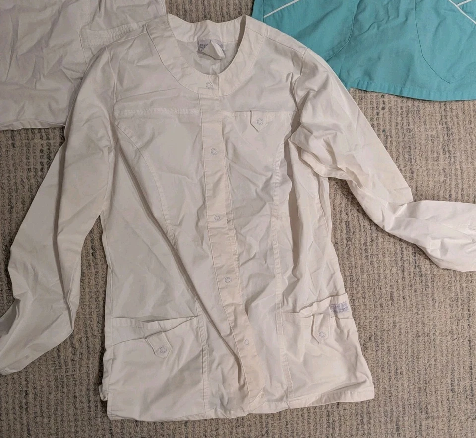 Lote 3 Camisetas Médicas para Mujer S – Butter Soft UA + Dawn – Blanco y Verde Azulado Foto 2 de 4