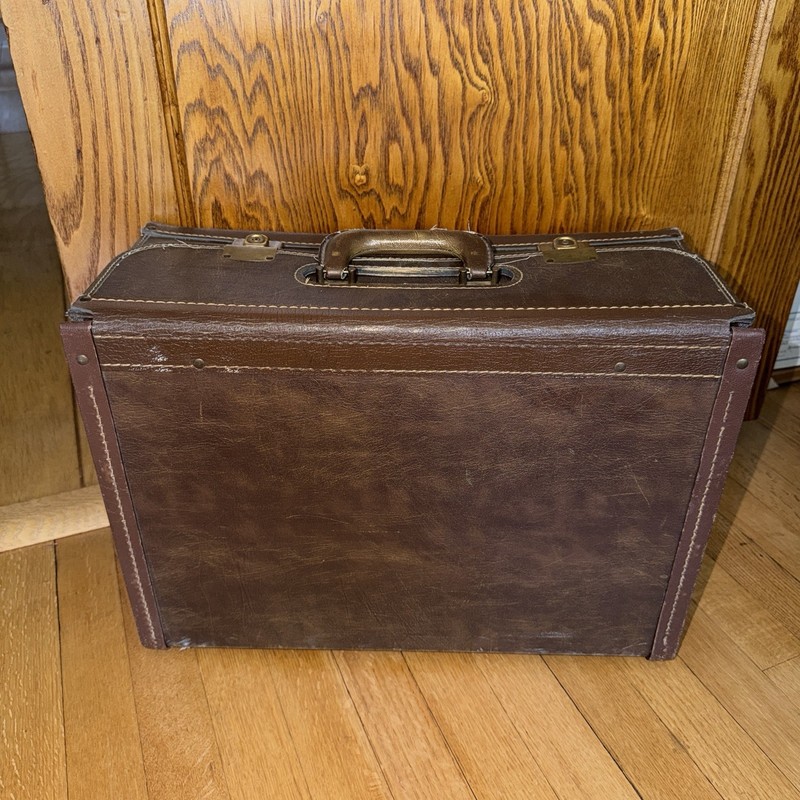 Vtg Premium Leather Hard LARGE Train Briefcase LAWYER court Case Old Money 70s