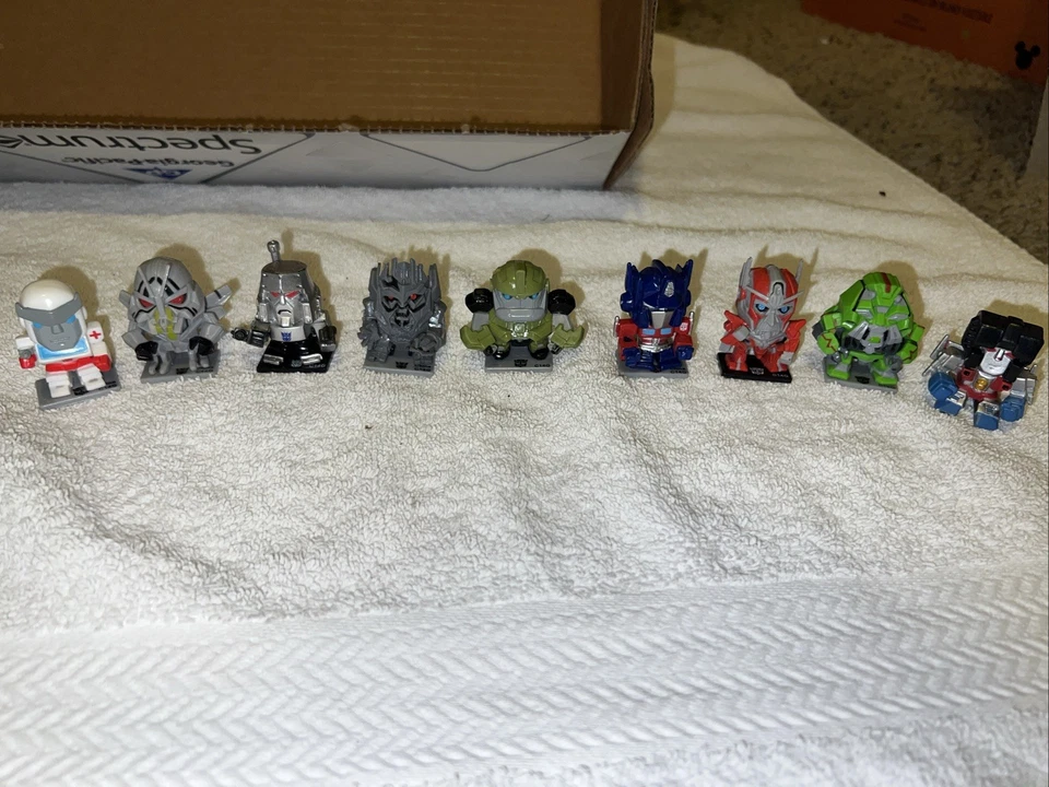 Lote de 9 minifiguras Hasbro Transformers 30 aniversario bolsa ciega 1,25 pulgadas Foto 2 de 2