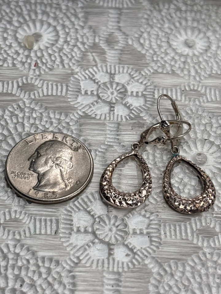 Pendientes colgantes de lágrima texturizada de ley 925 con cierre de palanca Foto 2 de 4