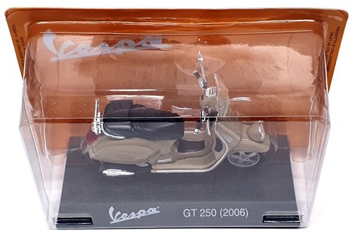 Altaya 1/18 Scale Diecast #45 - 2006 Piaggio Vespa GT 250 - Beige - Picture 4 of 5