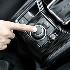 Mano Che Preme Il Pulsante Del Freno a Mano Elettronico in Un'auto