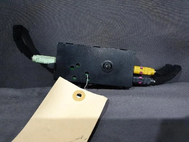 BMW 740Li xDrive 2017 antena/módulo amplificador Foto 2 de 4