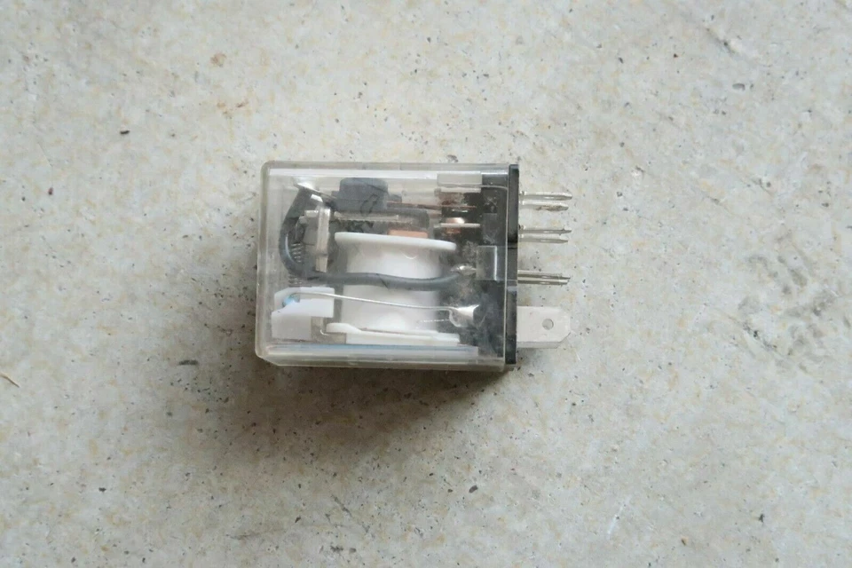 2 pcs ADVANCE CONTROLS 105710, 10A 120VAC 28VDC Lamp Blade Relays 9666A1203 - Image 2 of 4