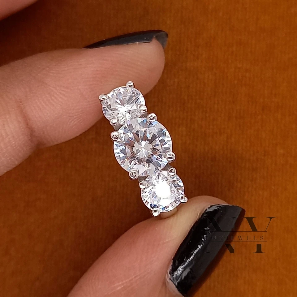 Anillo de compromiso Moissanite de tres piedras de oro blanco sólido de 14 k corte redondo de 3 quilates Foto 4 de 4