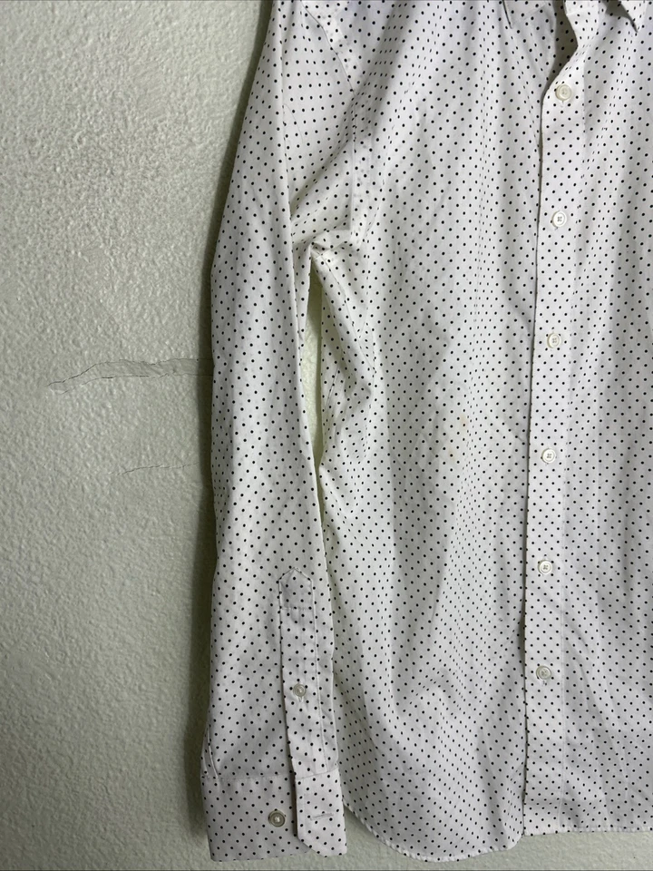 Camisa Banana Republic para mujer calce a medida con botones blanca a lunares pequeña Foto 2 de 4