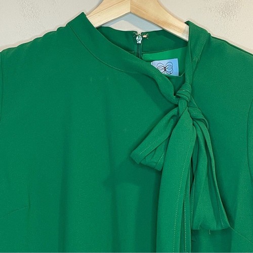 Mini abito verde CeCe con cravatta davanti e colletto mandarino - Foto 3 di 7