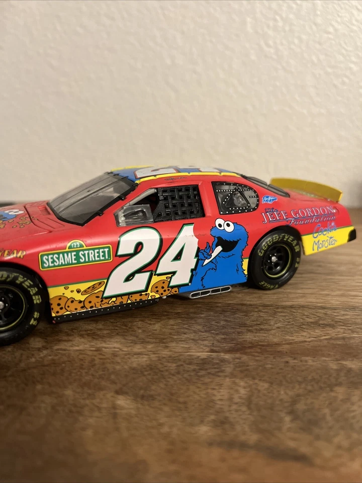 Juguete fundido a presión Cookie Monster Sesame Street Chevrolet Jeff Gordon # 24 NASCAR 1.18 Foto 4 de 4