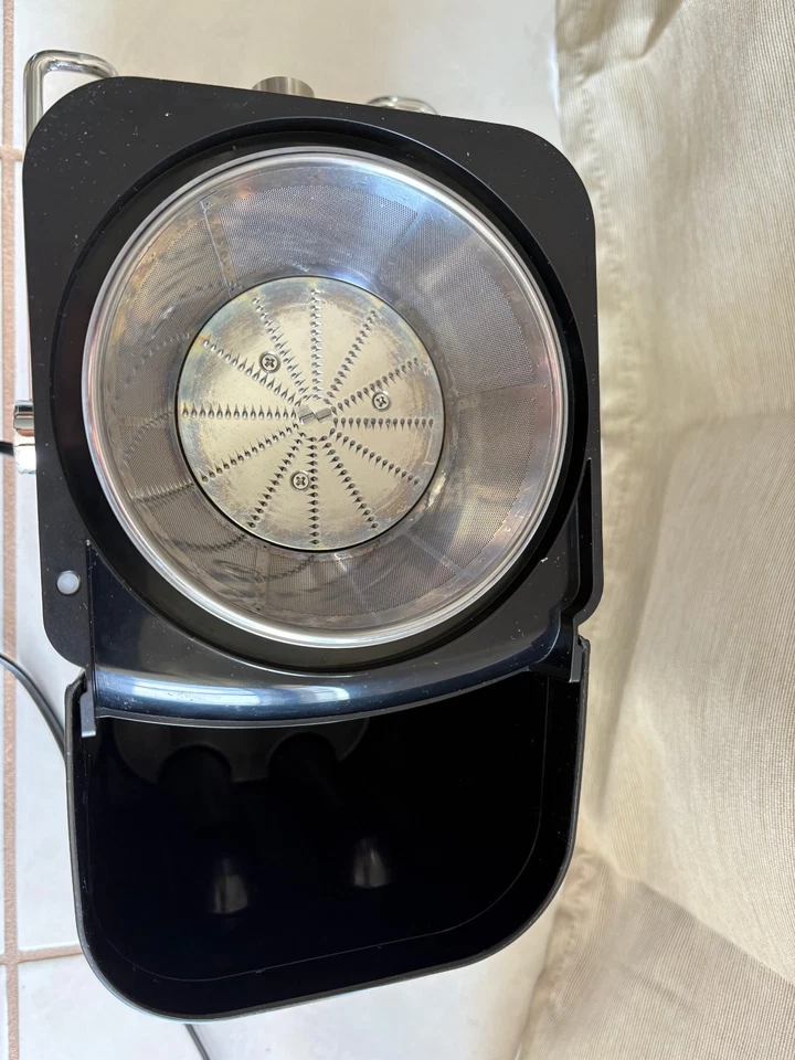 Extractor exprimidor de acero inoxidable Gourmia con control de 6 velocidades y ciclo autolimpiante Foto 4 de 4