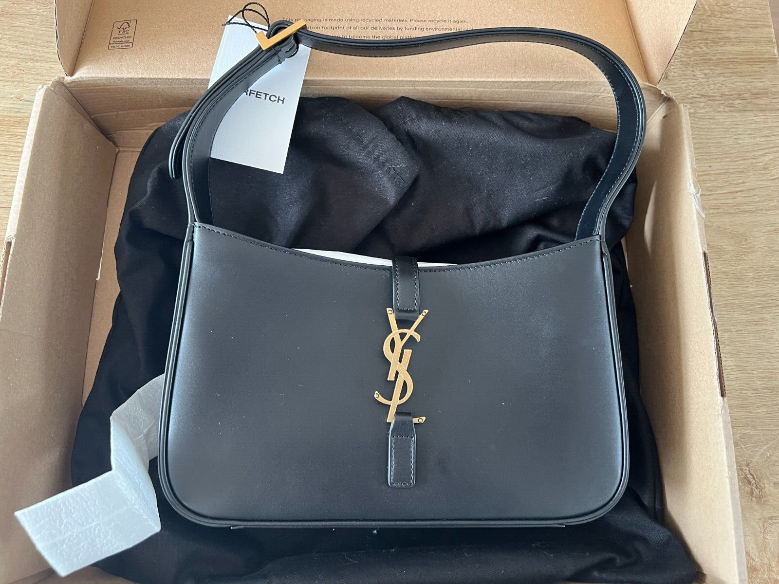 Borsa a tracolla Saint Laurent 5A7 logo placca nera in pelle liscia prezzo consigliato £ 1755
