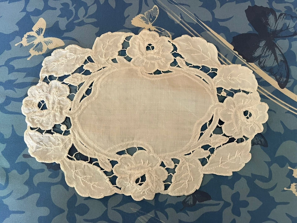 Sehr hübsches Deckchen Lochmuster weiß, sehr guter Zustand 31 cm mal 25 cm