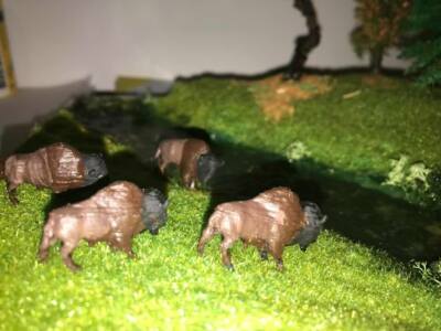 HO 1/87 Scale Bison (Buffalo) Animal Set – Painted Plastic Figures For Model Railroads & Dioramas 7 thumbnail image