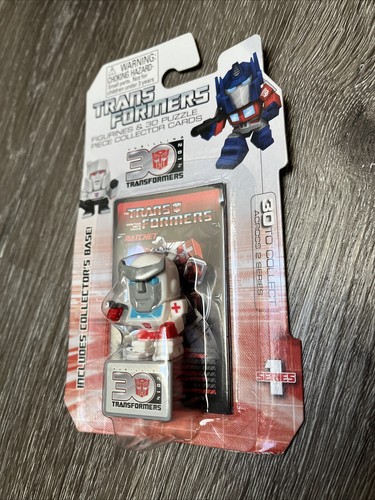 Transformers 30th Anniversary Figurine w/ 3D Puzzle Piece & Base- Ratchet 3/30 - Picture 3 of 4