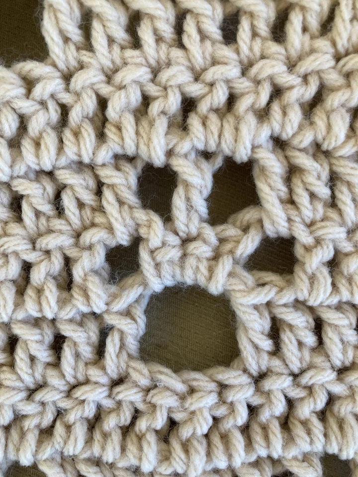 NUEVA Pata Afgana Hecha a Mano Crochet Off Buff (Bronceada) 🐾 Aprox 52”x42” Foto 4 de 4