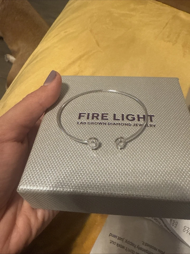 Brazalete abierto con halo de diamantes cultivados Fire Light Lab oro blanco de 0,75 quilates de 14 quilates Foto 2 de 3