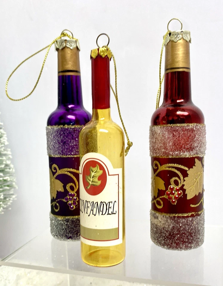 Botellas de vino tinto y púrpura de copa de bodega toscana y adornos navideños Zinfandel Foto 2 de 4
