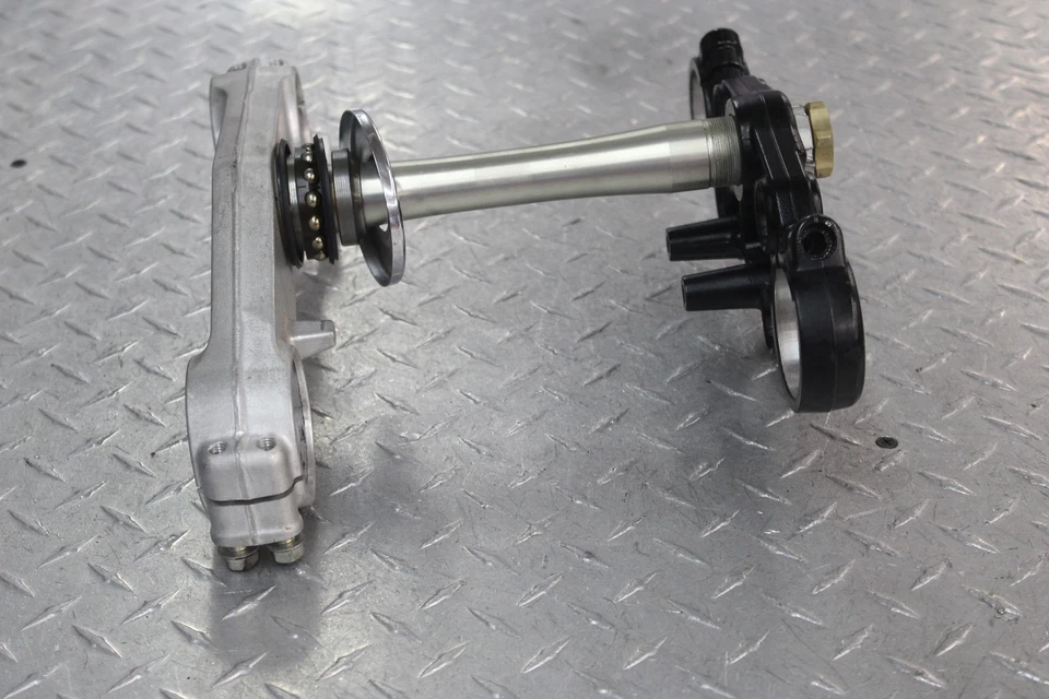 Abrazadera de horquilla delantera Suzuki Hayabusa GSX1300R 2006 triple vástago de árbol Foto 4 de 4