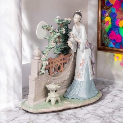 Lladro RETIRED Oriental Moon 01008020 Finish: Glazed