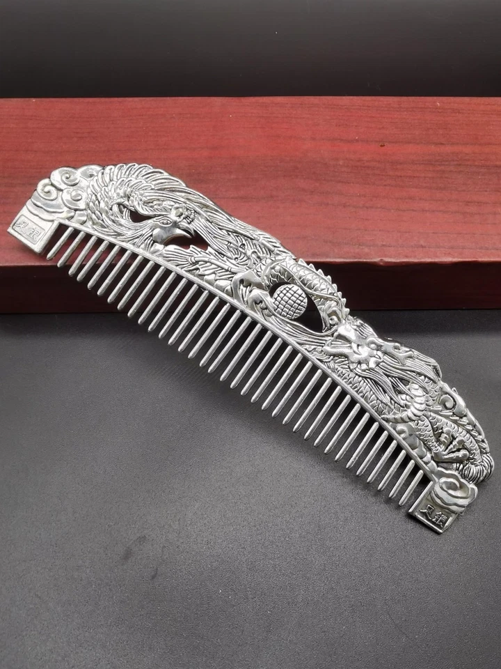 Un peine de plata tibetano con patrones de dragón y fénix en relieve B Foto 4 de 4