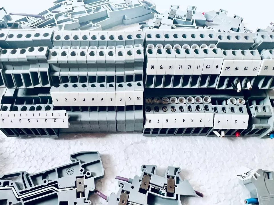 PHOENIX CONTACT TERMINAL BLOCK PIK 4-L/L(82 UNITS)+E-UK END CLAMP(22 UNITS) - Image 3 of 4