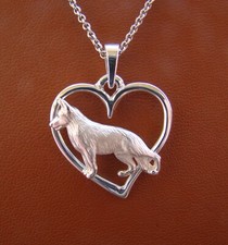 Pequeño colgante de plata esterlina de perro pastor alemán ángel en un corazón